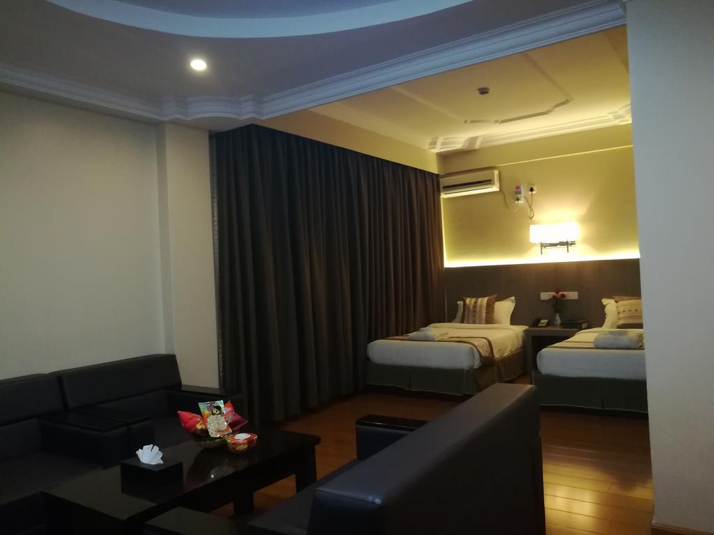 Golden Hill Hotel - Lashio Exteriör bild